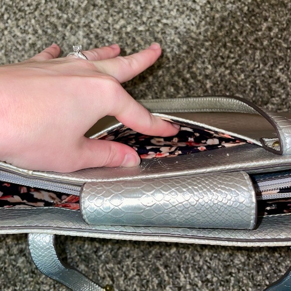 Anne Klein Silver Scale Leather Shoulder Bag - Picture 3 of 8